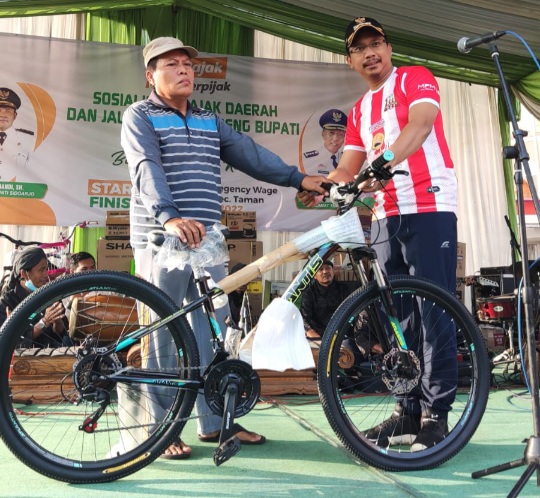 Bupati Beri Hadiah Sepada Pada Pembayar PBB Pertama