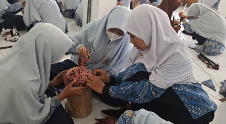 SMP IT Insan Kamil Uri-uri Budaya Jawi Angkat Kearifan Lokal Lestarikan Udeng Pacul Gowang