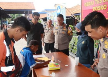 Kapolresta Sidoarjo Pantau Langsung Tes Urine Sopir Bus di Terminal Purabaya