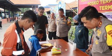 Kapolresta Sidoarjo Pantau Langsung Tes Urine Sopir Bus di Terminal Purabaya