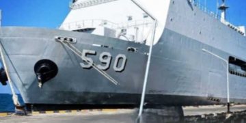 Respon Cuaca Buruk dan Keluhan Warga, Bupati Gresik Kirim Kapal Perang Layari Bawean