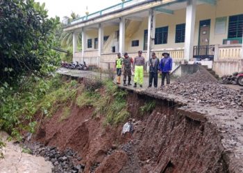 Setelah Banjir, Desa Gunungteguh Bawean Longsor dan Jembatan Putus