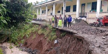 Setelah Banjir, Desa Gunungteguh Bawean Longsor dan Jembatan Putus