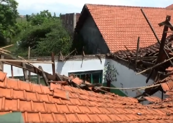 Atap Dua Ruang Kelas Madrasah Ibtidaiyah Manbaul Ulum Kendalpecabean Ambruk