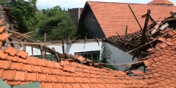 Atap Dua Ruang Kelas Madrasah Ibtidaiyah Manbaul Ulum Kendalpecabean Ambruk