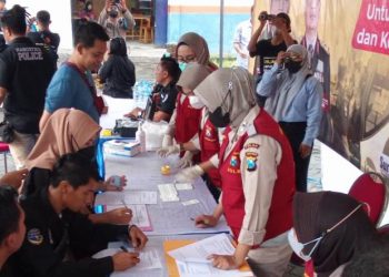 Jelang Nataru, Ditresnarkoba Polda Jatim Tes Urine Kru Bus di Terminal Purabaya