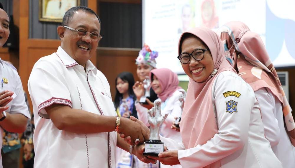 Wawali Armuji Serahkan 80 Penghargaan Awarding Surabaya Eco School