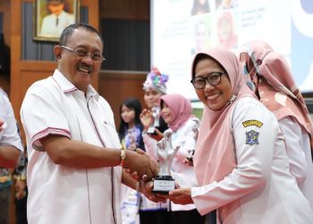 Wawali Armuji Serahkan 80 Penghargaan Awarding Surabaya Eco School
