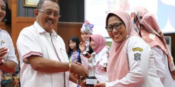 Wawali Armuji Serahkan 80 Penghargaan Awarding Surabaya Eco School