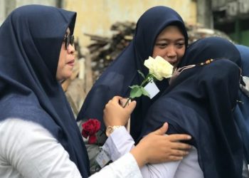Tangis Haru Mewarnai Peringatan HGN di SMP dan SMA Islam Parlaungan
