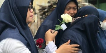 Tangis Haru Mewarnai Peringatan HGN di SMP dan SMA Islam Parlaungan