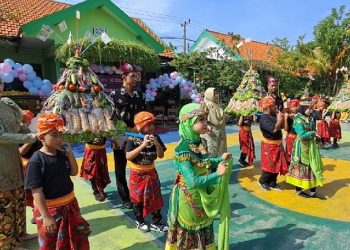 SDN Gelam 2 Sidoarjo Angkat Kearifan Lokal Dengan Pawai Gunungan Bandeng dan Sayuran