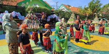 SDN Gelam 2 Sidoarjo Angkat Kearifan Lokal Dengan Pawai Gunungan Bandeng dan Sayuran