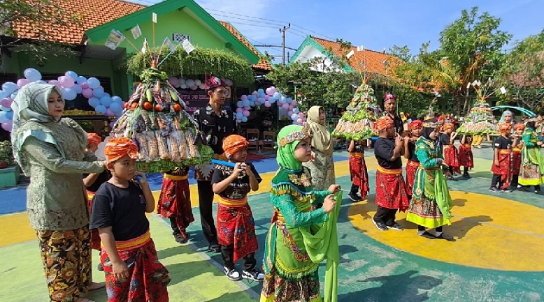 SDN Gelam 2 Sidoarjo Angkat Kearifan Lokal Dengan Pawai Gunungan Bandeng dan Sayuran