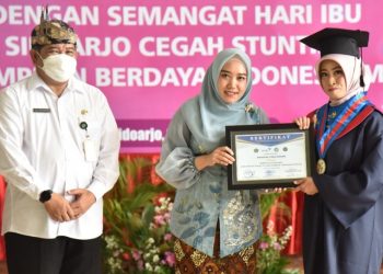 Ning Sasha Mewisuda 30 Ibu-Ibu Hebat Lulusan ‘Sekolah Orang Tua Hebat’