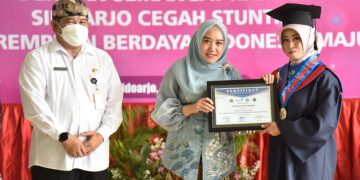 Ning Sasha Mewisuda 30 Ibu-Ibu Hebat Lulusan ‘Sekolah Orang Tua Hebat’