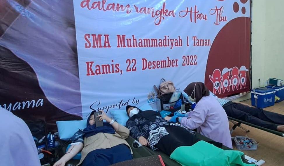 SMA Muhammadiyah 1 Taman Sidoarjo Fasilitasi Siswanya Donor Darah