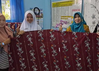 Siswa SMP Negeri 1 Sedati Pamerkan Hasil Karyanya  Sendiri Kain Batik Tulis