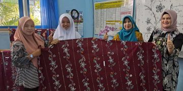 Siswa SMP Negeri 1 Sedati Pamerkan Hasil Karyanya  Sendiri Kain Batik Tulis