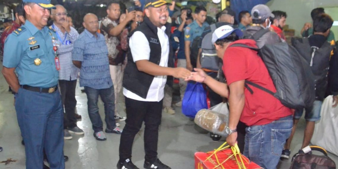 Setelah 9 Hari Tertunda, Warga Bawean Akhirnya Bisa Pulang dengan Aman