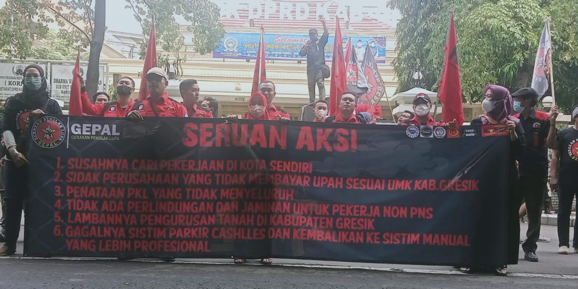 Demo DPRD dan Bupati Gresik, Gepal Anggap Pemerintah Belum Pro-Rakyat