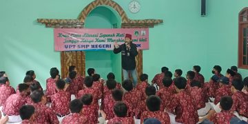Kreatif dan Inovatif di Hari Ibu, Ratusan Siswa SMPN 10 Gresik Menulis Puisi Berjamaah