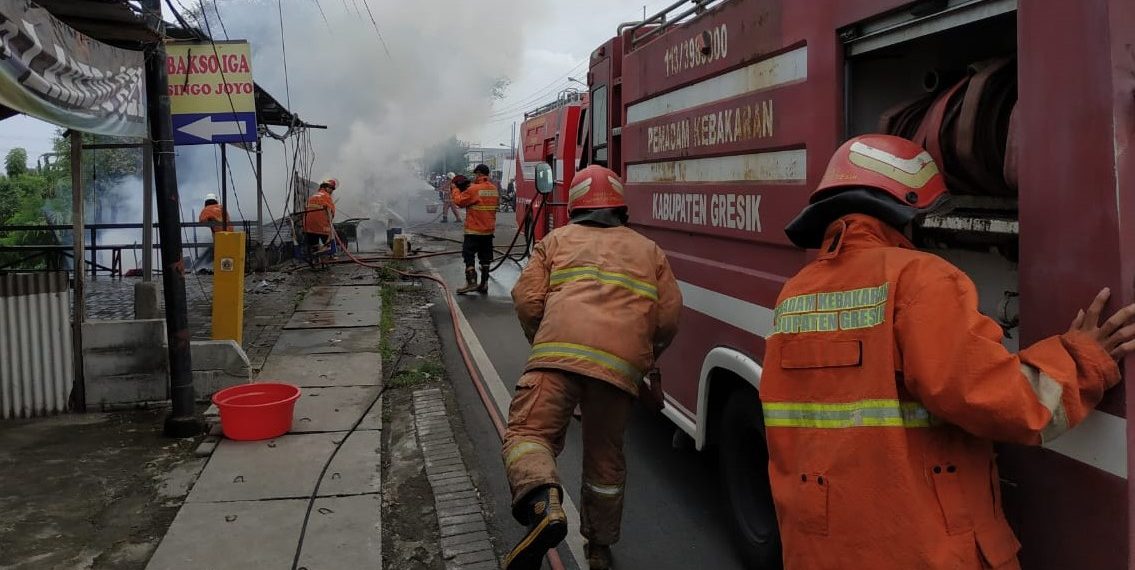 Puntung Rokok Ludeskan Lapak Tambal Ban dan Kios Bungah di Driyorejo