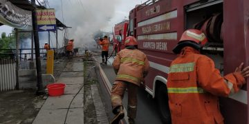 Puntung Rokok Ludeskan Lapak Tambal Ban dan Kios Bungah di Driyorejo
