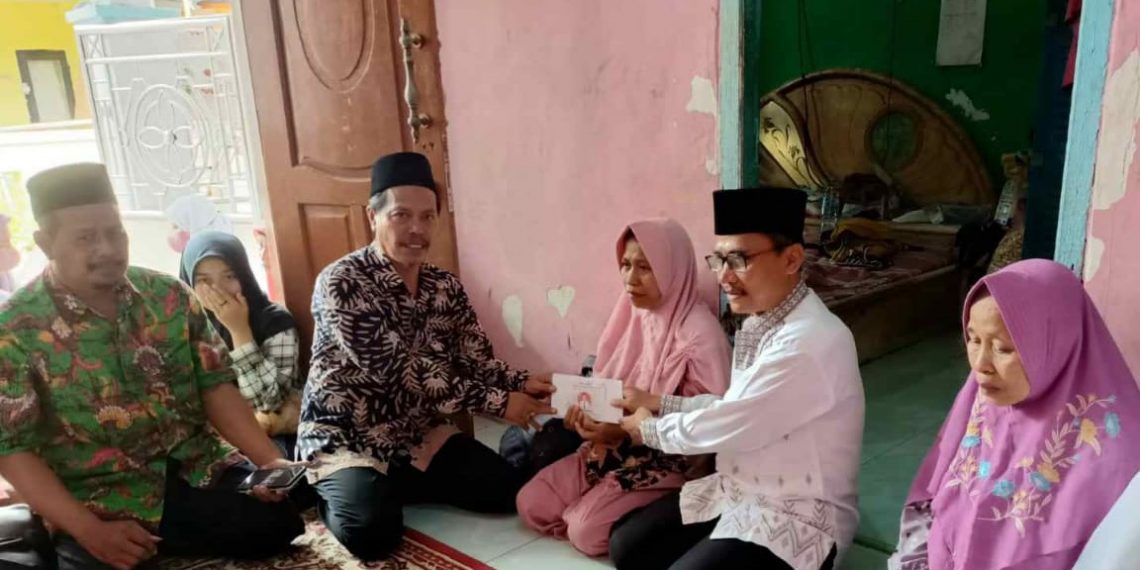 Serahkan Santunan, Kadispendik Gresik Takziyah Korban Tenggelam Kali Mireng