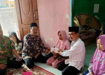 Serahkan Santunan, Kadispendik Gresik Takziyah Korban Tenggelam Kali Mireng