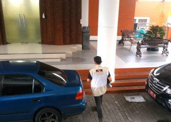 Lagi, Kali Ketiga KPK Geledah DPRD Jatim, Angkut Berkas Empat Koper