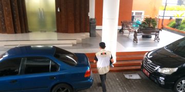 Lagi, Kali Ketiga KPK Geledah DPRD Jatim, Angkut Berkas Empat Koper