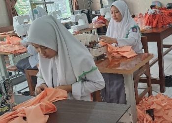 Keterampilan Menjahit Siswa SMK YMP 11 Bisa 30 Baju Seragam Sehari