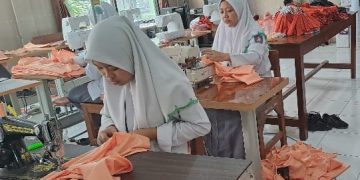 Keterampilan Menjahit Siswa SMK YMP 11 Bisa 30 Baju Seragam Sehari