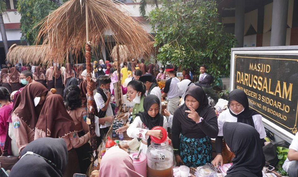 Gelar Bazar P5 SMPN 3 Sidoarjo Sajikan Tempoe Doeloe