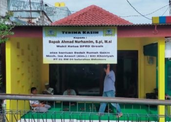 Wakil Ketua DPRD Nurhamim Serahkan Bantuan Bedah Rumah kepada Warga Sidomoro, Kebomas