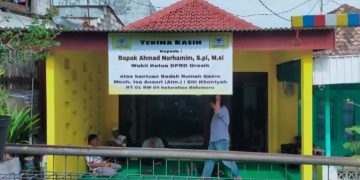 Wakil Ketua DPRD Nurhamim Serahkan Bantuan Bedah Rumah kepada Warga Sidomoro, Kebomas