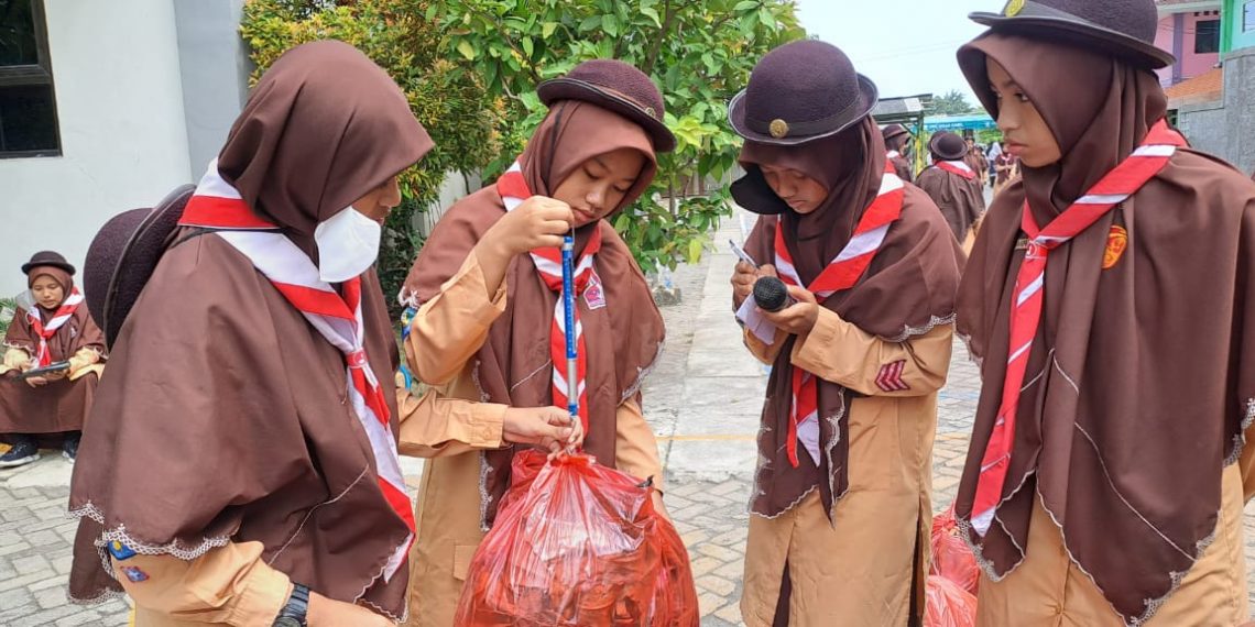 Siswa SMP IT Inka Sidoarjo Bergerak Bersihkan Sampah Di Lingkungannya