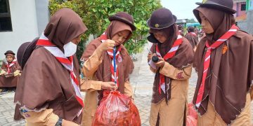 Siswa SMP IT Inka Sidoarjo Bergerak Bersihkan Sampah Di Lingkungannya