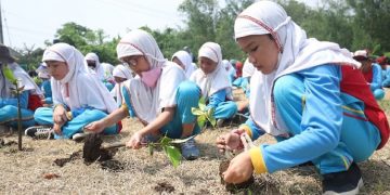 Siswa SD Al Muslim Mengajak Jaga Lingkungan dan Bergerak Menanam Mangrove