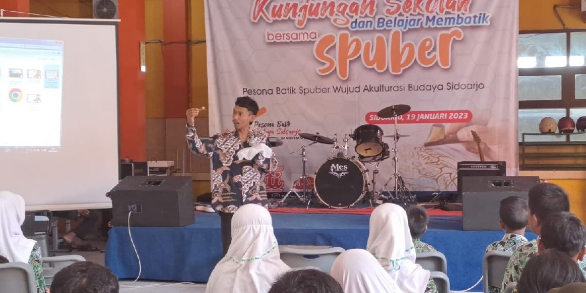 Guru dan Siswa SD Ramai-ramai Membatik di SMP Sepuluh Nopember Sidoarjo