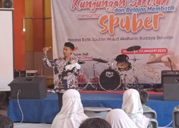 Guru dan Siswa SD Ramai-ramai Membatik di SMP Sepuluh Nopember Sidoarjo