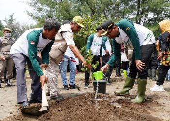 Kuatkan Ekosistem Gubernur Jawa Timur dan Bupati Sidoarjo Hijaukan Pulau Lusi