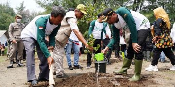 Kuatkan Ekosistem Gubernur Jawa Timur dan Bupati Sidoarjo Hijaukan Pulau Lusi