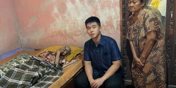 Advokat  Muda Billy Handiwiyanto Beri Bantuan Warga Miskin Terkena Stroke