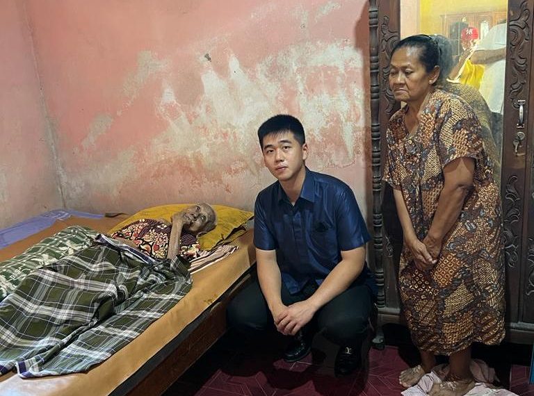 Advokat Muda Billy Handiwiyanto Beri Bantuan Warga Miskin Terkena Stroke