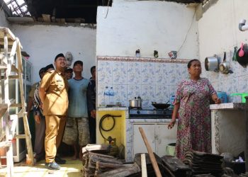 Tinjau Lokasi Bencana Puting Beliung, Bupati Gresik Semangati Warga dan Berikan Bantuan