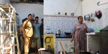 Tinjau Lokasi Bencana Puting Beliung, Bupati Gresik Semangati Warga dan Berikan Bantuan