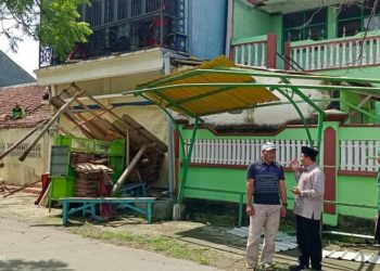 Peduli Bencana, Kepala Kemenag Gresik Serahkan Bantuan untuk Madrasah dan Masjid Terdampak Puting Beliung di Wedani, Cerme