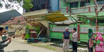 Peduli Bencana, Kepala Kemenag Gresik Serahkan Bantuan untuk Madrasah dan Masjid Terdampak Puting Beliung di Wedani, Cerme